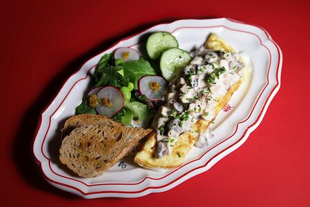 Омлет с курицей и жюльеном