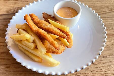 Куриные стрипсы с картофелем фри и сырным соусом
