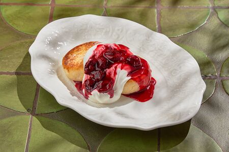 Сырники со сметанным кремом и вишней