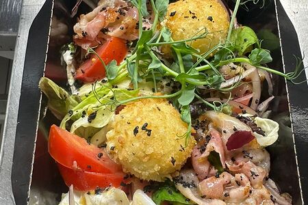 Салат с беконом и моцареллой