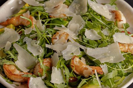 Жареные тигровые креветки c томатами, авокадо, руколой и персиком