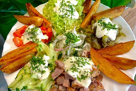 Шаверма на тарелке с курицей