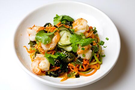Креветки с лапшой из хрустящих овощей