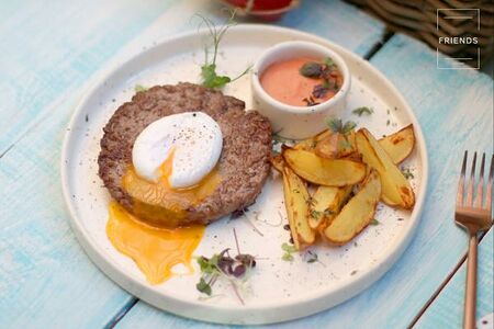 Бифштекс из говядины с яйцом