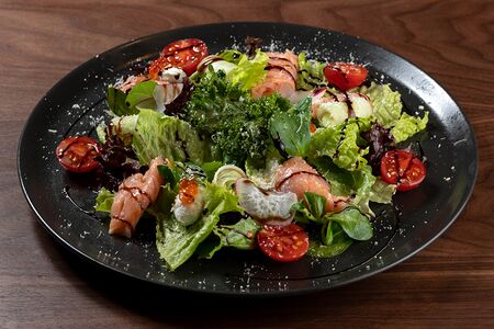 Салат с лососем и икрой