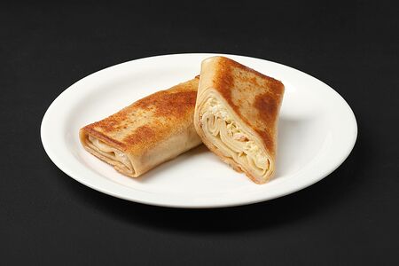 Блин, фаршированный сыром и беконом