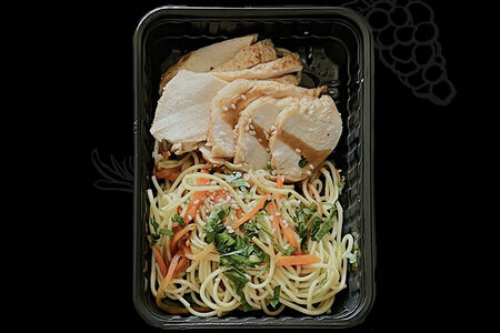 Яичная лапша с курицей и овощами