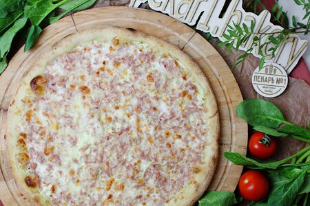 Пицца с ветчиной и сулугуни