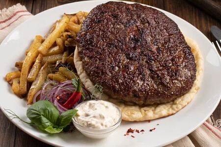 Опанак Плескавица и картофель фри