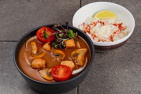 Пряно-томатный Том ям с курицей