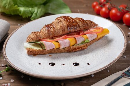 Круассан с ветчиной и сыром