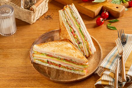 Сэндвич с ветчиной и гренкой