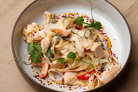 Тальятелле с лососем и креветкой в сливочно-сырном соусе