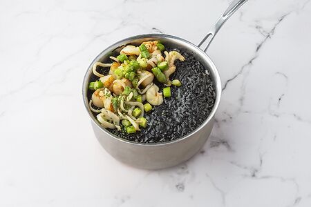 Чёрное ризотто с морепродуктами