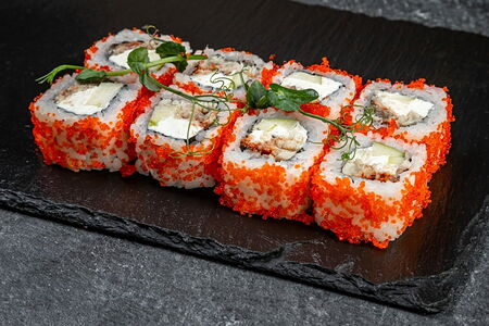 Калифорния с угрём и зелёным яблоком