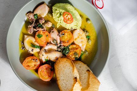 Мини-кальмары в соусе из томатов и белого вина