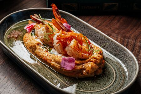 Хумус с жареными креветками