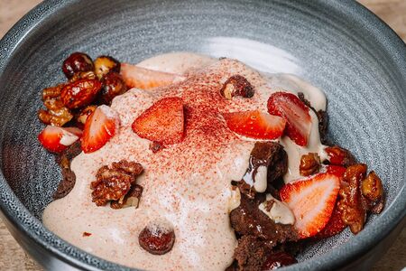 Сметанник со свежей клубникой