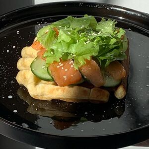 Картофельная вафля с форелью