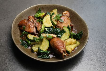 Кролик тушеный с цукини и шпинатом