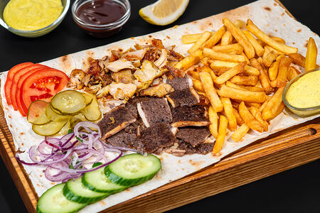 Донер микс на тарелке