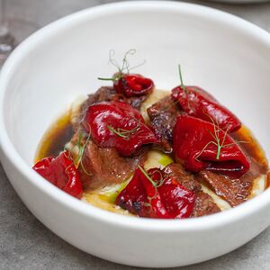 Язык говяжий с картофельным пюре и перцем пикильо