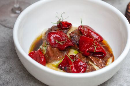 Язык говяжий с картофельным пюре и перцем пикильо