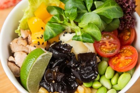 Поке с курицей и грибом муэр