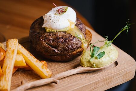 Бифштекс с яйцом пашот