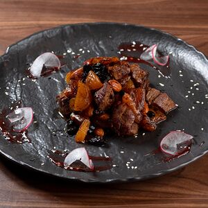 Мякоть ягнёнка с курагой, инжиром и орехами (Kaysili Kuzu Yahni)