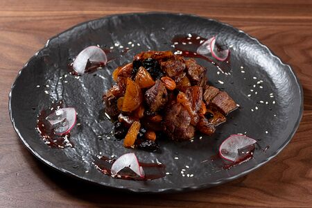 Мякоть ягнёнка с курагой, инжиром и орехами (Kaysili Kuzu Yahni)