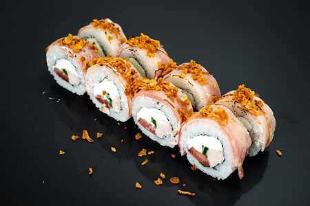 В беконе с курицей и помидором