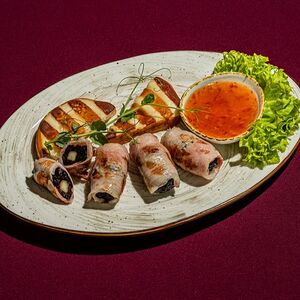 Чернослив в беконе