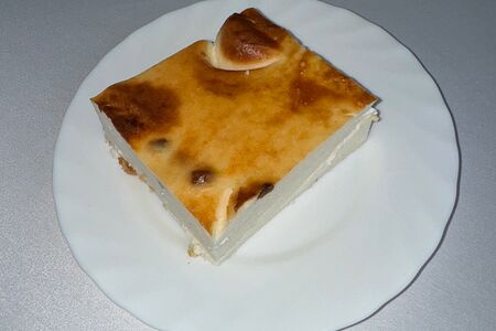 Запеканка творожная с изюмом