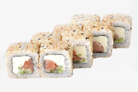Ролл Калифорния с лососем в кунжуте