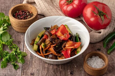 Баклажаны, жаренные с овощами