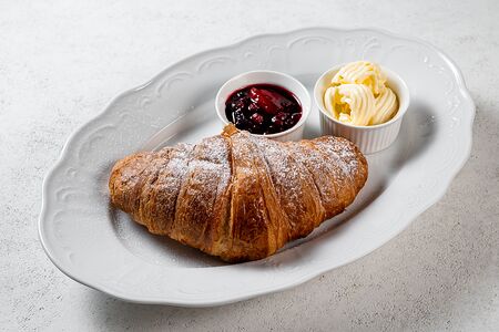 Круассан с вареньем и сливочным маслом