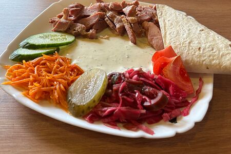 Шаверма с говядиной на тарелке