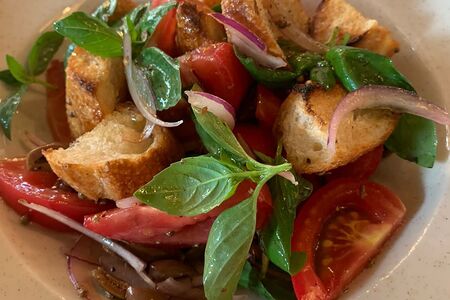 Салат с розовыми помидорами, таджасскими оливками и красным луком