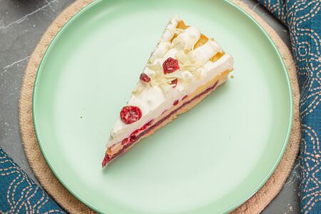 Брусничный кремовый пирог