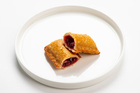 Пирожок с вишней