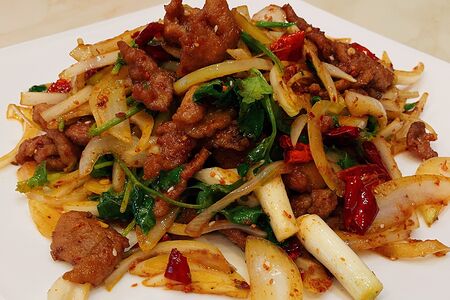 Жареная баранина с луком