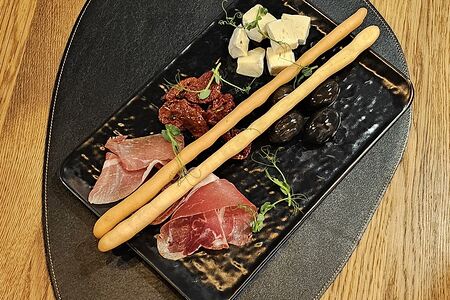 Оливки, парма, сыр, томаты