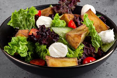 Теплый салат с жаренными баклажанами