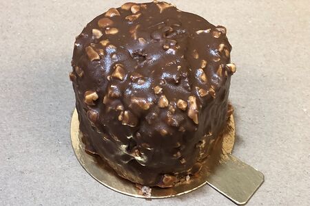 Пирожное ручной работы Сникерс