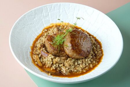 Котлеты из телятины с зеленой гречей, белыми грибами и сыром пармезан