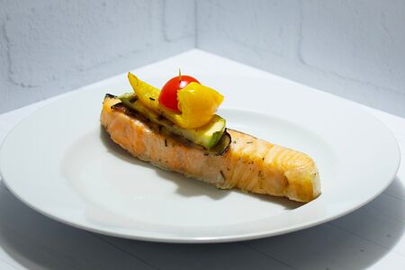 Стейк из семги с овощами на гриле