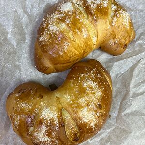 Рогалик с вишневым джемом