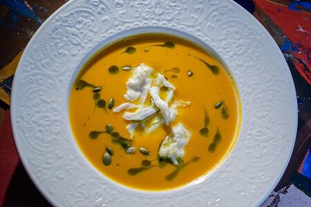 Тыквенный суп с крабом и страчателлой