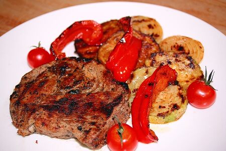 Стейк из cвинoй шеи с овощами гриль
